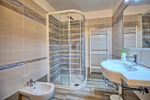 Badkamer, Vittoriana near San Gimignano by PosarelliVillas in Montauto