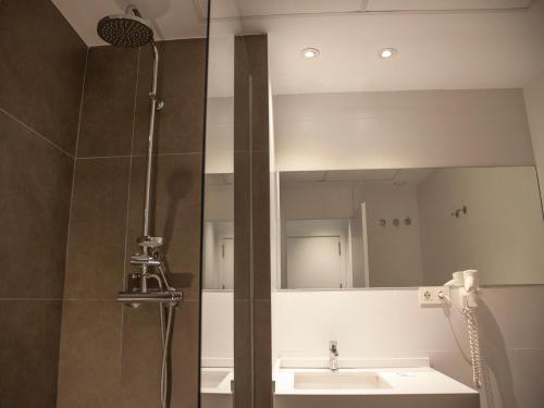 One-Bedroom Apartment image 3