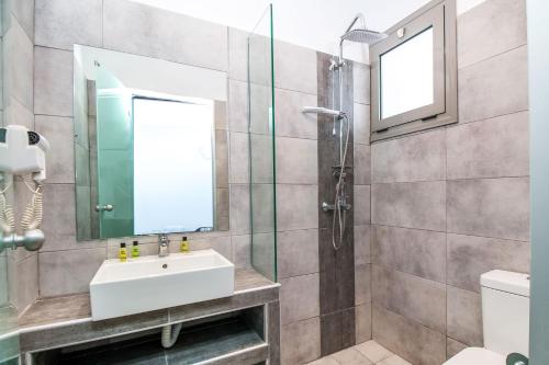 Hillside Studios & Apartments - image 2