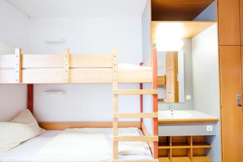 1 twin bed, 4 bunk beds