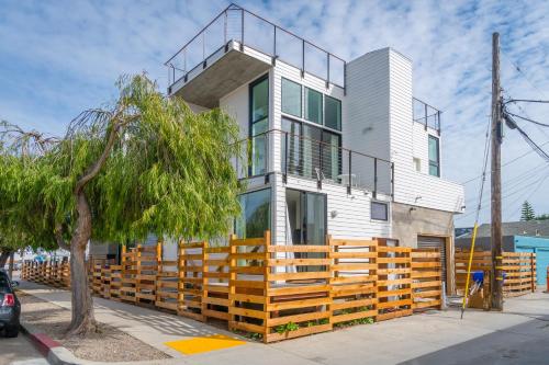 Steps to the Beach, Rooftop Deck in San Diego, USA