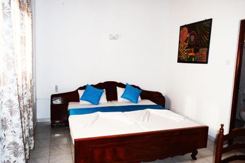 1 king bed, 1 sofa bed