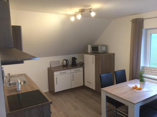 Haus Willi - kleine & schnuckelige Ferienwohnung in Ortenberg mit WLAN Balkon Parkplatz - neu & sauber & gemütlich