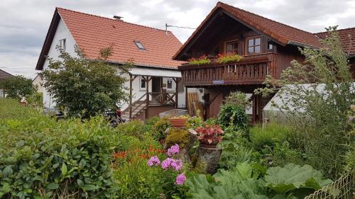 Haus Willi - kleine & schnuckelige Ferienwohnung in Ortenberg mit WLAN Balkon Parkplatz - neu & sauber & gemütlich