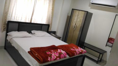 Anand Mahal Hotel Anand Mahal Hotel is conveniently located in the popular Sitabuldi area. The property features a wide range of facilities to make your stay a pleasant experience. Service-minded staff will welcome and
