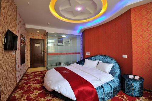 JUNYI Hotel Jiangsu Suzhou Industrial Park Chefang Songze Located in Suzhou Industrial District, JUNYI Hotel Jiangsu Suzhou Industrial Park Chefang is a perfect starting point from which to explore Suzhou. Both business travelers and tourists can enjoy the p