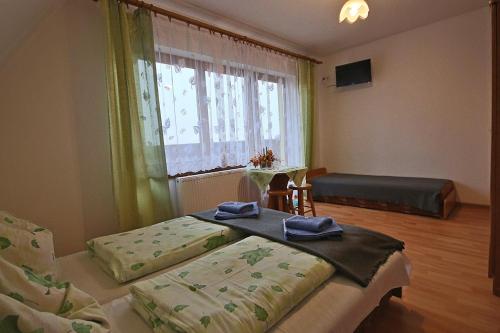 3 twin beds