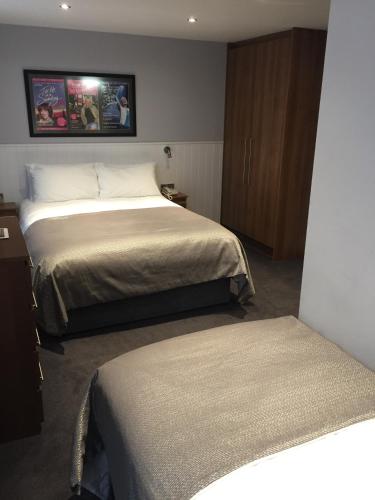 Carlton Hotel - image 11