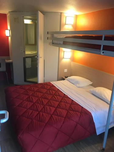 Triple Room (1 Double Bed + 1 Single Bed)