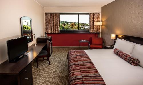 Southern Sun Newlands The 4-star Southern Sun Newlands offers comfort and convenience whether youre on business or holiday in Cape Town. The property offers a wide range of amenities and perks to ensure you have a great t