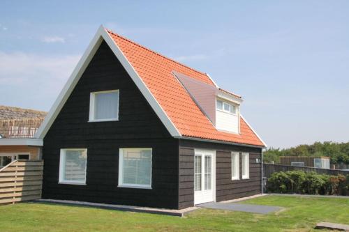 נוף חוץ, Strandvilla Roots in קלנטסוג