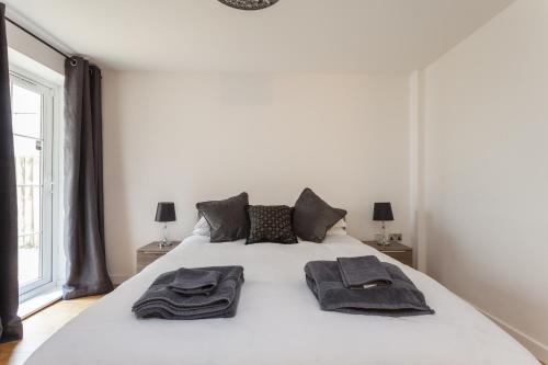 Stunning Contemporary Apartment - Free Parking - 5 Minute Walk To The Beach - Great Location - Fast WiFi - Smart TV With Netflix Included - Perfect For Short and Long Stays