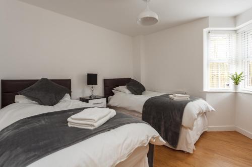 Stunning Contemporary Apartment - Free Parking - 5 Minute Walk To The Beach - Great Location - Fast WiFi - Smart TV With Netflix Included - Perfect For Short and Long Stays