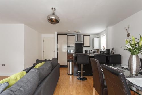 Stunning Contemporary Apartment - Free Parking - 5 Minute Walk To The Beach - Great Location - Fast WiFi - Smart TV With Netflix Included - Perfect For Short and Long Stays