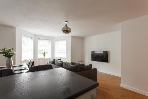 Stunning Contemporary Apartment - Free Parking - 5 Minute Walk To The Beach - Great Location - Fast WiFi - Smart TV With Netflix Included - Perfect For Short and Long Stays