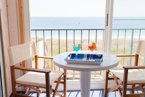 Hotel Restaurant De La Plage The 3-star Hotel Restaurant De La Plage offers comfort and convenience whether youre on business or holiday in Pont-Croix. The property offers a wide range of amenities and perks to ensure you have a