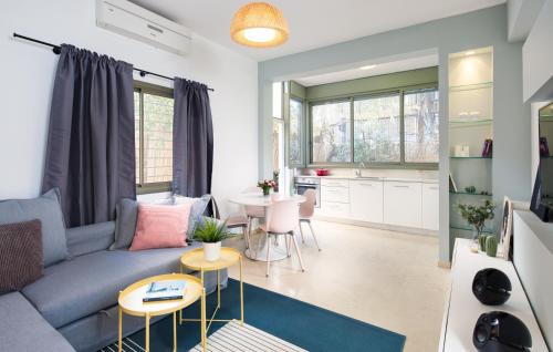 

modern 2 bedroom spacious apartment with a garden