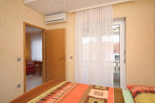 Apartments by the sea Duce, Omis - 5973