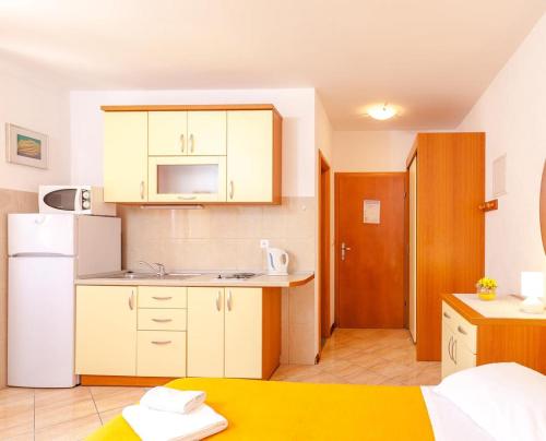 Apartments and rooms by the sea Brela, Makarska - 13118