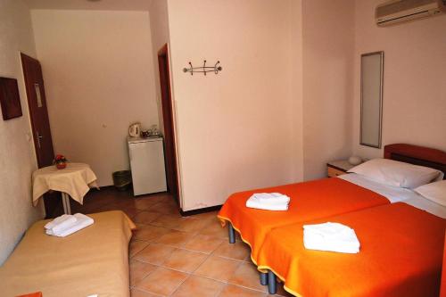  Triple Room Brela 13118b in Brela