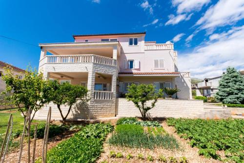 Apartments with a parking space Trogir - 13378