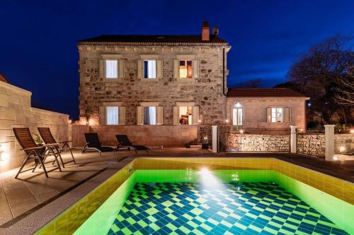 Apartments and rooms with a swimming pool Sumartin Brac - 13483 