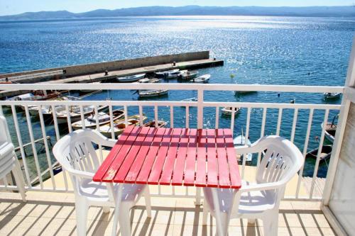  Apartments by the sea Pisak (Omis) - 2825 in 21318 Mimice