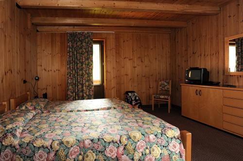 2 twin beds