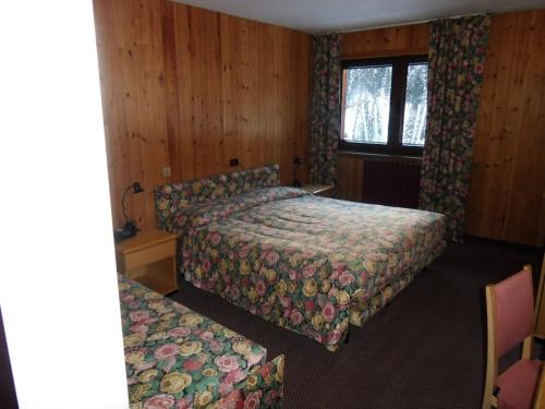 1 queen bed, 1 twin bed
