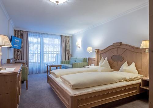 1 king bed, 1 sofa bed