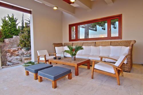 Villa TakeOff Saronida