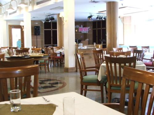 Restaurant, Dhevaraj Hotel in Nan