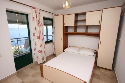 Three-Bedroom Apartment with Terrace and Sea View image 3