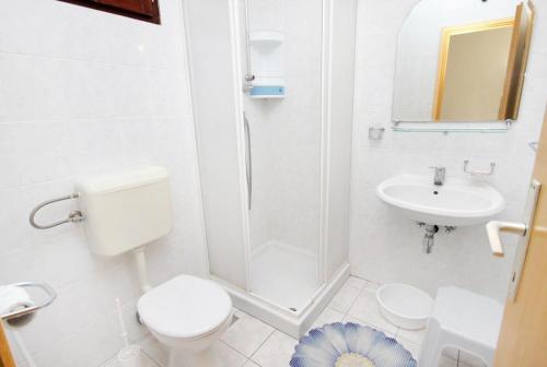 Apartments by the sea Vinisce Trogir - 5982 - image 3