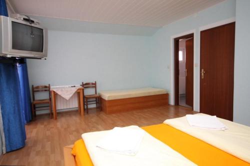 Rooms with a swimming pool Peroj, Fazana - 2235, Peroj (foto 8)