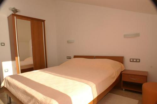 Apartments by the sea Zaostrog, Makarska - 2816