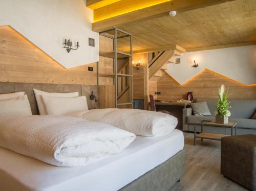 1 queen bed, 2 twin beds, 1 sofa bed
