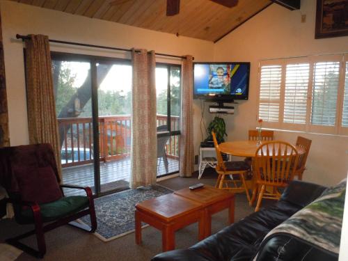 Three-Bedroom Deluxe Townhouse Unit #2 by Snow Summit Townhouses Bus Lic #23581 - main image