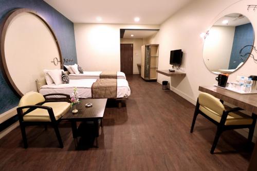 Standard Queen Room image 10