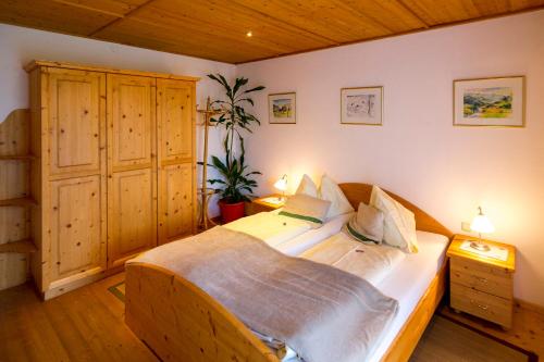 1 queen bed, 2 bunk beds