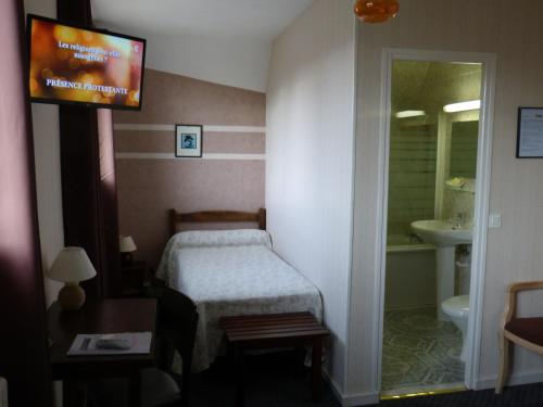 1 queen bed, 1 twin bed