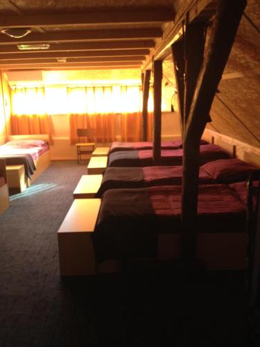 6 twin beds
