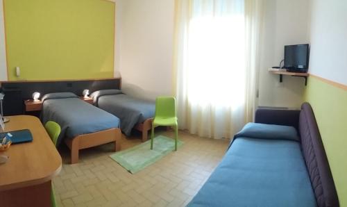 3 twin beds