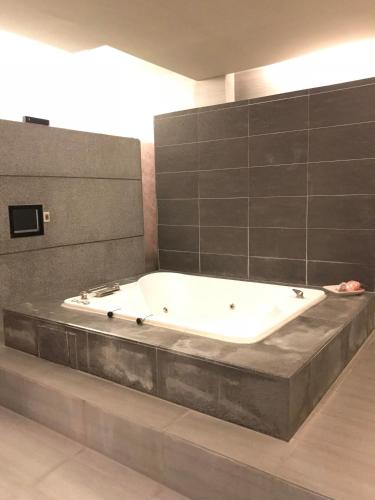 Bathroom, Hiye Fashion Motel in Dounan Township