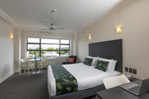 1 queen bed
