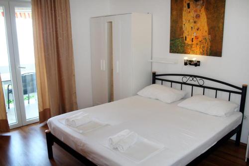 Apartments by the sea Pisak, Omis - 1014