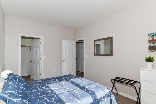 ☆Modern Comfort 2BR Apt + Fully Equipped/Furnished 5min Downtown☆ - image 3
