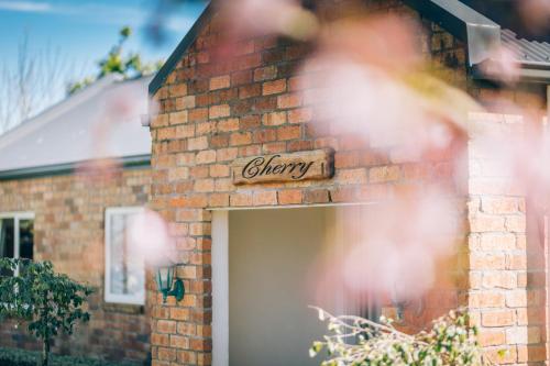 One-Bedroom Cottage / Cherry Cottage