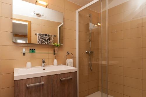 2 bedrooms, 4 beds