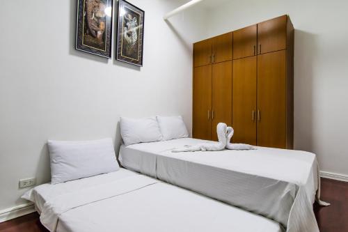 Luxury spacious 2BR in Salcedo Village - Tap to explore photos
